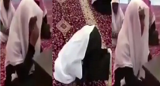 بالفيديو.. &#8221; شاب &#8221; يبكي فرحا بعد إتمامه حفظ القرآن الكريم