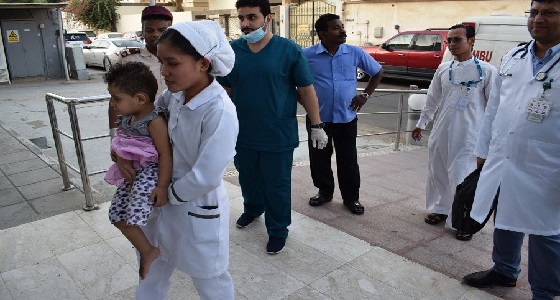 المملكة تعالج طفلة يمنية فقدت إحدى قدميها بشظية حوثية