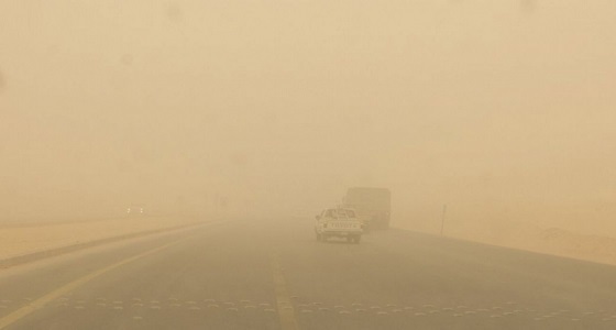 أمن الطرق يناشد أهالي الجوف بالحذر وتهدئة السرعة بسبب الغبار