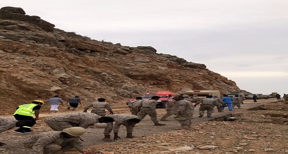 بالصور.. صقور المملكة البواسل ينتشرون في سقطري لتقديم الإغاثة للشعب اليمني