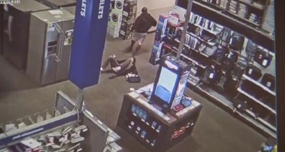 بالفيديو.. لحظة الاعتداء على شاب وسرقة هاتفه داخل متجر
