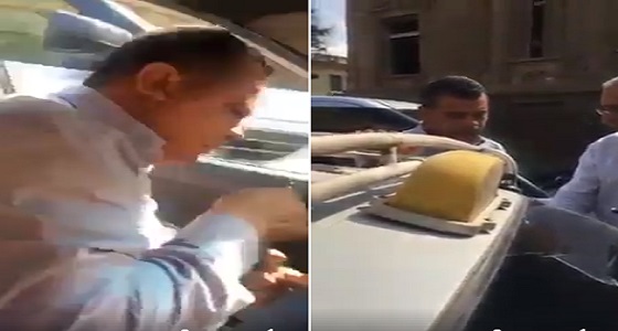 بالفيديو.. فتاة تلقن سائق تاكسي درسا قاسيا لتحرشه بها