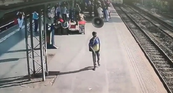 بالفيديو.. لحظة انقاذ طفلة من الدهس تحت عجلات القطار