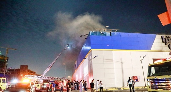 بالصور..إندلاع حريق في مجمع تجاري بشارع التحلية