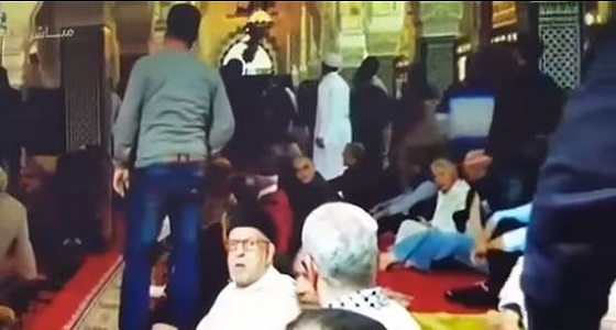 بالفيديو.. هجوم بالسيف على إمام مسجد أثناء خطبة الجمعة