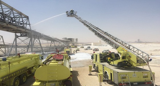بالصور.. اندلاع حريق في السير الناقل للحجر الجيري بشركة أسمنت بالأحساء