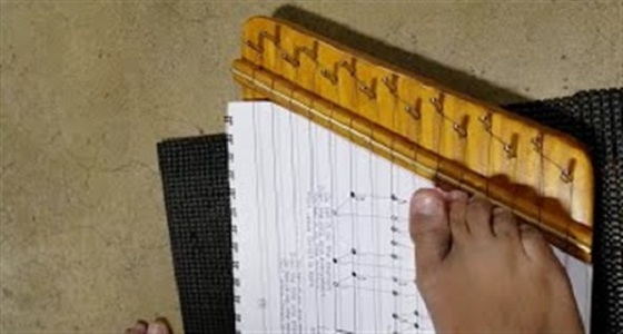 بالفيديو.. طفلة تتعلم عزف الموسيقى باستخدام قدميها