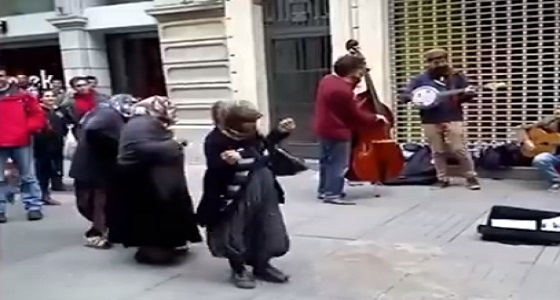بالفيديو.. وصلة رقص لبائعات المناديل المسنات في الشارع