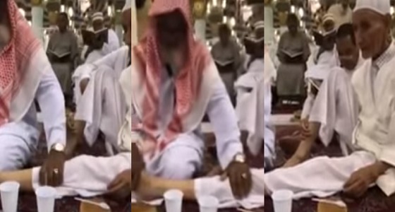 بالفيديو.. تعاون أخوي بين زائرين من جنسيتين مختلفتين بالحرم النبوي