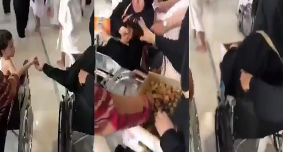 بالفيديو.. برغم جلوسها على كرسي متحرك .. ” مسنة ” تطعم الصائمين بالحرم المكي