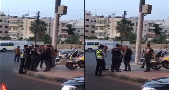 بالفيديو.. العاهل الأردني يفطر مع دورية للشرطة بعفوية في الشارع