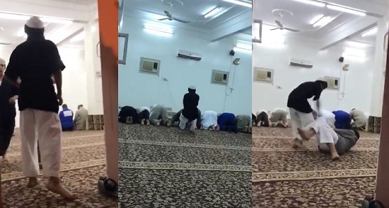 بالفيديو.. طفل ينتقم من آخر أثناء تأديته الصلاة