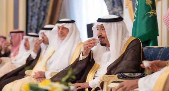 خادم الحرمين يستقبل أصحاب السمو الأمراء والعلماء وجمعا من المواطنين