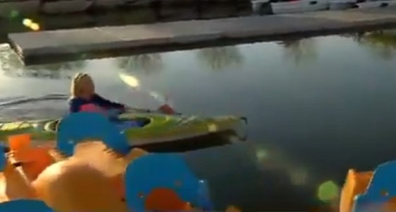 بالفيديو.. رد فعل صادم لمصور سقط في بحيرة أثناء بث مباشر