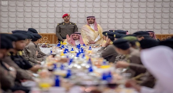 بالصور.. أمير القصيم يشارك رجال أمن المنطقة وجبة الإفطار