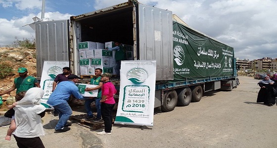 مركز الملك سلمان للإغاثة يوزع السلال الرمضانية للاجئين السوريين في منطقة عرمون في جبل لبنان