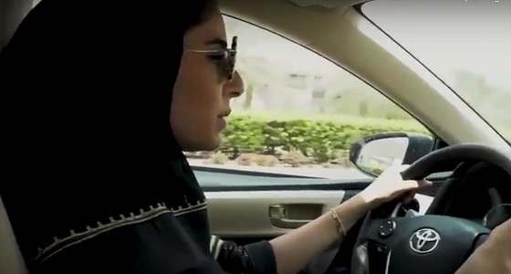 بالفيديو.. فرحة فتاة تقود سيارتها بعد استلامها رخصة القيادة