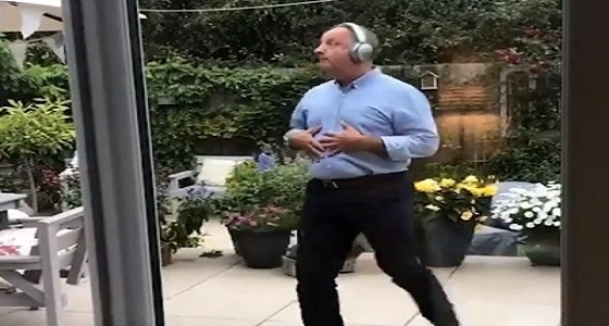 بالفيديو.. رجل يرقص بحماس أمام الكاميرا