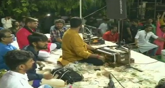 بالفيديو.. إغراق مطرب منشد بالنقود في حفل ديني