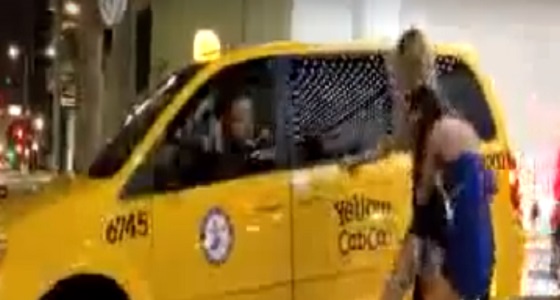 بالفيديو.. فتاة تسحل أخرى من شعرها في الشارع ليلا