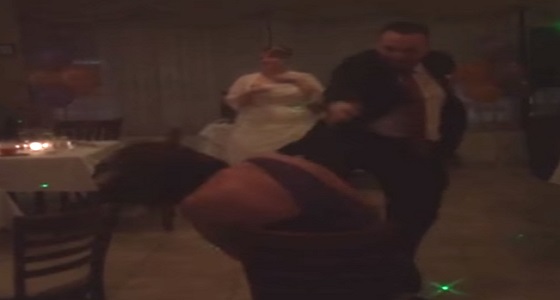 بالفيديو.. رجل يوجه الضربة القاضية لامرأة في حفل زفاف