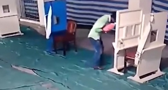 فيديو صادم.. لأب يقبل ابنه قبل التخلي عنه أمام كنيسة