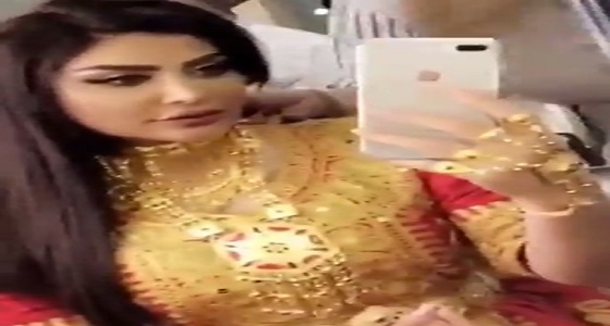 بالفيديو.. أمل العوضي تثير ضجة بإطلالتها الذهبية