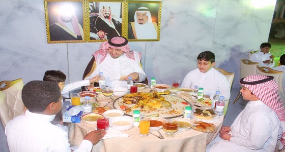 ‏⁧‫أمير الحدود الشمالية‬⁩ يشارك أطفال جمعية رعاية ⁧‫الأيتام‬⁩ بعرعر طعام ⁧‫الإفطار