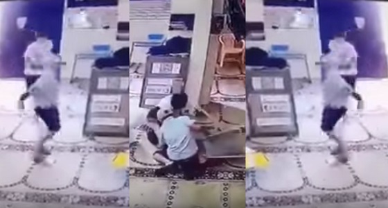 بالفيديو.. أطفال يسرقون صندوق تبرعات بأحد المساجد