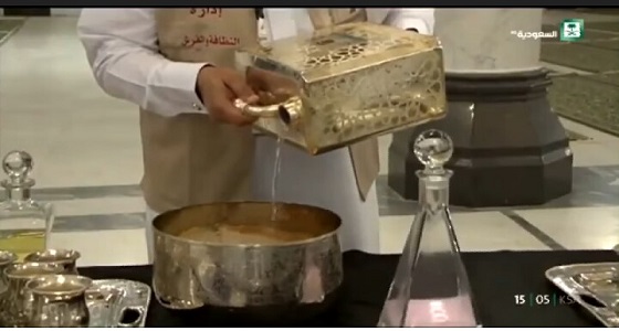 بالفيديو.. تعرف على أوقات تعقيم وتطهير الحجر الأسود والركن اليماني