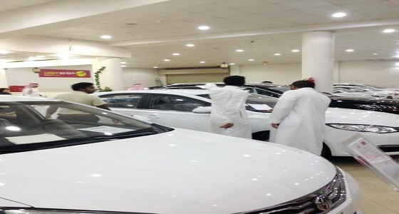 إقبال كبير من &#8221; نساء الباحة &#8221; على معارض السيارات