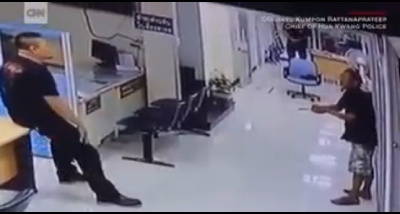 بالفيديو .. ضابط مسلم ينقذ رجلا حاول قتل نفسه