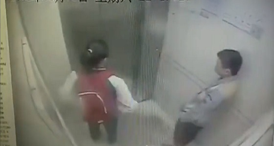 بالفيديو.. رد فعل فتاة تحرش بها شاب داخل المصعد