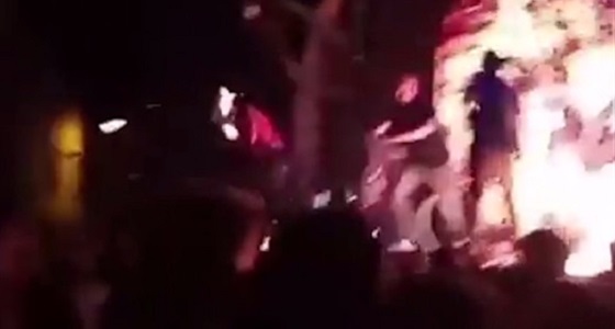 فيديو مروع لسيدة تشعل النار في نفسها خلال تقديم عرض على المسرح بالخطأ