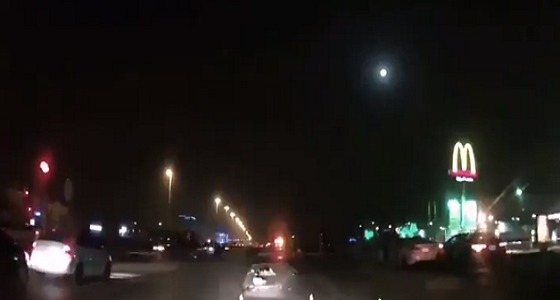 بالفيديو..رصيف خطر يعترض المارة في الرياض