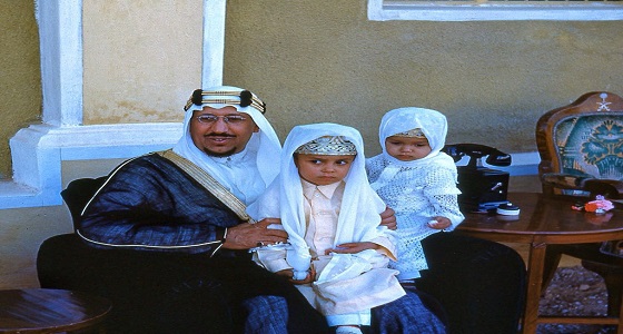 بتعبيرات عفوية.. صور نادرة للملك سعود بن عبد العزيز وهو يحمل أبناءه