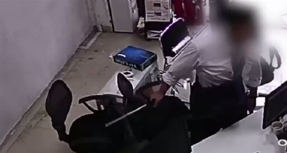 بالفيديو.. لحظة اعتداء رجل على فتاة رفضت مواعدته