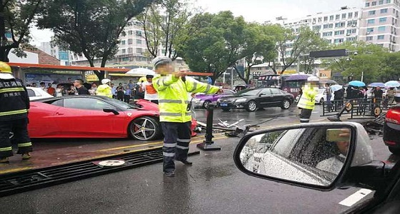 سيارة &#8221; فيراري 458 &#8221; تتعرض لإصابات بالغة على يد سيدة صينية