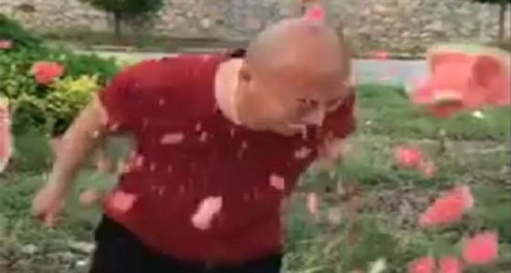 بالفيديو.. امرأة تستبدل كرة ببطيخة وتلقيها على زوجها