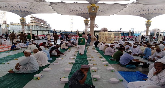 أوقاف محمد الراجحي تقدم  10 الاف وجبة إفطار يوميا للصائمين بالحرمين الشريفين