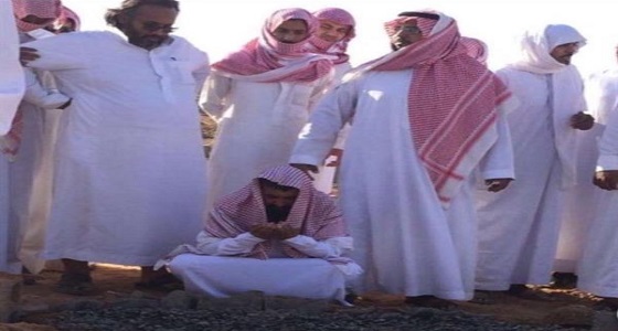 تفاصيل مؤثرة لوفاة 6 أبناء بحريق في تبوك.. ووالدهم يجلس على قبورهم