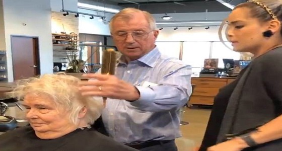 بالفيديو.. عجوز يتعلم كيفية تصفيف شعر زوجته بعد إصابتها بسكتة دماغية