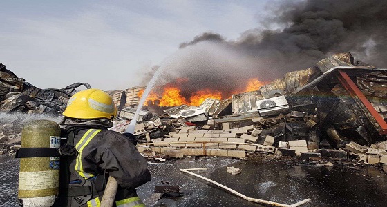مدني جدة يسيطر على حريق مصنع المدينة الصناعية الجديدة