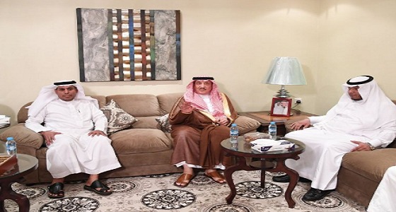 بالصور.. أمير جازان يعزي أسرة القصيبي