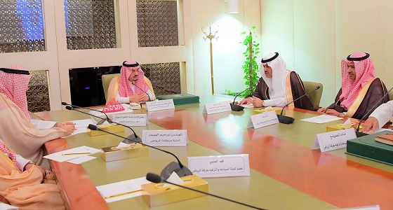 الأمير فيصل بن بندر يطلع على استعدادات لجنة مهرجان الرياض للتسوق والترفيه