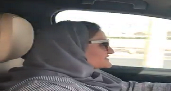 بالفيديو.. سيدة تصف تجربتها في قيادة السيارة بشوارع الرياض