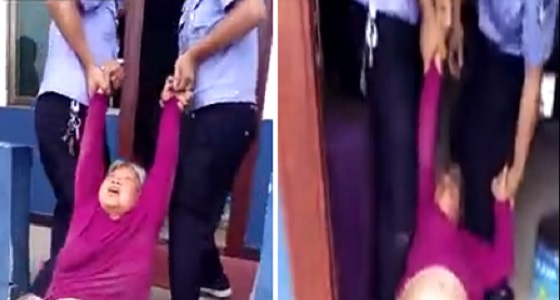 فيديو مروع لرجال شرطة يسحلون مسنة بطريقة وحشية