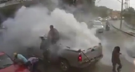 بالفيديو.. صاروخ ألعاب نارية ينفجر بالخطأ عقب إطلاقه