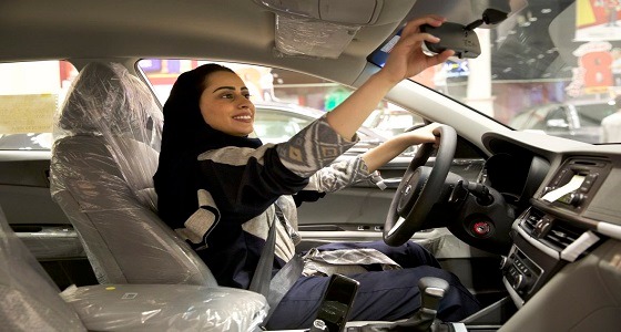 بالصور.. مع اقتراب قيادة المرأة.. إقبال كثيف للسعوديات على معارض السيارات