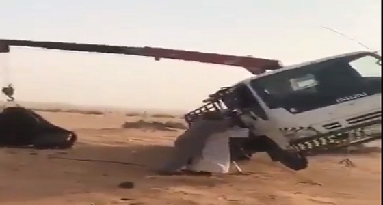 بالفيديو.. شاهد رافعة تفشل في حمل ” جمل “